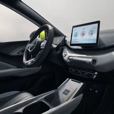 immagine approfondimento Console centrale sospesa dal design futuristico